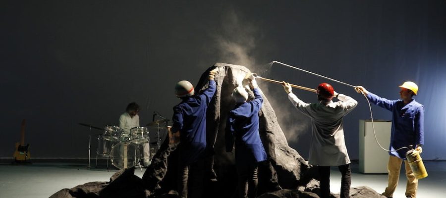 LES GLACIERS GRONDANTS, Texte, Mise en scene David Lescot, assistante mise en scene Linda Blanchet, Choregraphie DeLaVallet Bidiefono, Cirque, Conseil scientifique Theo Touvet, Musique Benoît Delbecq, Steve Arguelles, Scenographie Alwyne de Dardel, au theatre de la Ville et a La Filature (Mulhouse) avant tournee.
Avec: Steve Arguelles, Anne Benoit, DeLaVallet Bidiefono, Eric Caruso, Maxime Coggio, Benoit Delbecq, Marie Dompnier, Ingrid Estarque, David Lescot, Camille Roy, Theo Touvet.
(photo by Pascal Victor/ArtComArt)
